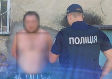 В Мукачеві чоловік кидався камінням у відвідувачів крамниці та пошкодив автомобіль