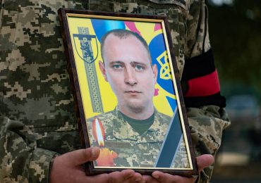 В Ужгороді попрощалися із загиблим Героєм Віталієм Петюшкою