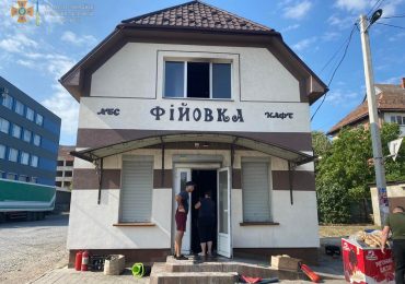 Травмувався власник: подробиці загоряння магазину у Мукачеві (ФОТО)