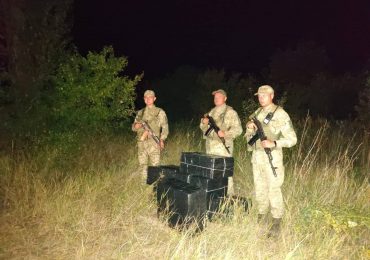 На Закарпатті контрабандисти намагалися переправити через Тису 14 ящиків сигарет