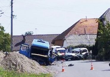 Одна людина загинула, 10 травмувалися, серед яких п’ятеро дітей: на Закарпатті зіткнулись легковик та автобус