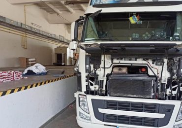 На українсько-словацькому кордоні митний сканер чітко «вказав» на сигаретні тайники у двох вантажівках