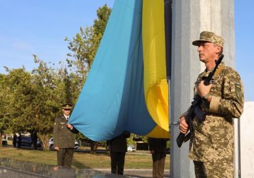 В Ужгороді підняли найбільший прапор Закарпаття