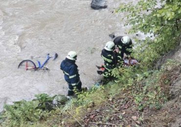 На Закарпатті велосипедист впав з крутого схилу в річку і сильно травмувався