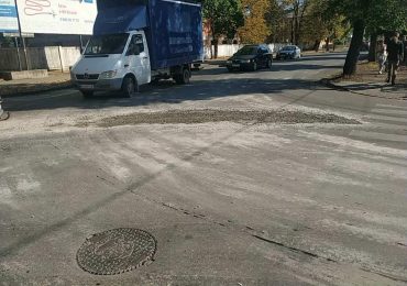 Водій вантажівки сплатить штраф за розлитий на дорозі бетон