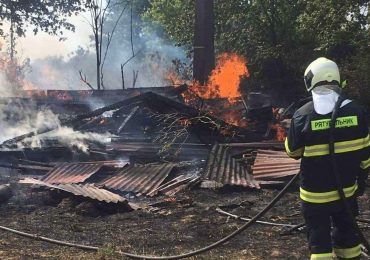 На Закарпатті через спалювання сухостою згоріла надвірна споруда