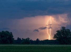 На Закарпатті попереджають про грози, дощі та шквали вітру