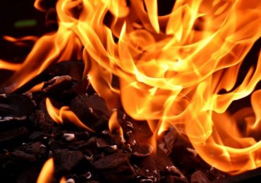У Мукачеві під час пожежі в магазині чоловік отруївся чадним газом