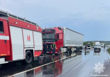 На Ужгородщині в результаті ДТП на дорогу вилилася рослинна олія