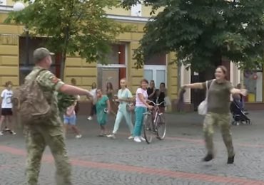 Не бачилися 5 місяців: в Мукачеві відбулася довгоочікувана зустріч родини військових (ВІДЕО)