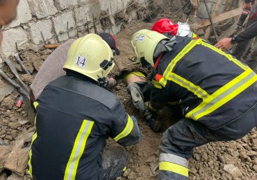 На закарпатця впало залізобетонне перекриття. Чоловіка визволили неушкодженим (ФОТО)