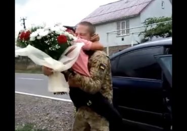 Відео дня: довгоочікувана зустріч прикордонника з Виноградівщини з родиною