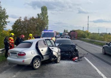 В поліції Закарпаття розслідують аварію, в якій водій однієї автівки загинув, іншого госпіталізовано