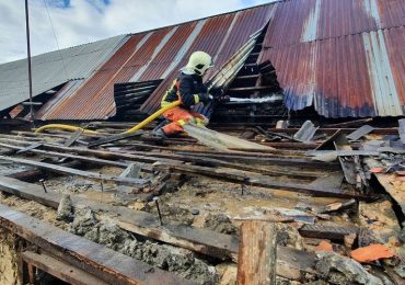 На Берегівщині рятувальники під час пожежі вберегли від знищення житловий будинок