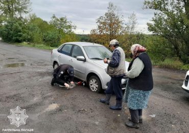 На об‘їзній Ужгорода патрульні допомогли літнім людям змінити пошкоджене колесо