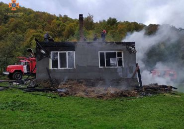 На Тячівщині представники місцевої пожежної охорони ліквідували пожежу в будинку