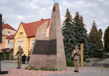 Загиблих воїнів вшанували сьогодні на Пагорбі Слави в Ужгороді