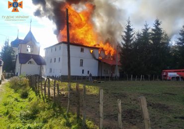 На Тячівщині горить монастир (ФОТО)