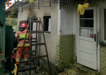 На Ужгородщині пожежа охопила надвірну споруду