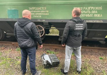 На Закарпатті виявили приховані цигарки у потягу, що прямував до Угорщини