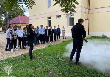 В Ужгороді патрульні спільно із рятувальниками провели заняття про вибухонебезпечні предмети для дітей