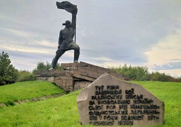 Пам’ятник радянським воїнам-визволителям в Ужгороді демонтують