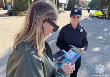 В Ужгороді поспілкувалися із громадянами про правила поведінки під час воєнного стану