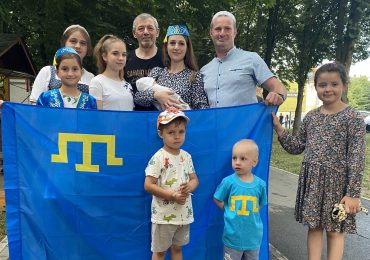 "У важкі часи ми тікати з країни не будемо". Історія татарської родини з Криму, які через війну двічі покинули свій дім