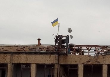 Військові Закарпатської 128-ї бригади встановили український прапор над Миролюбівкою на Херсонщині