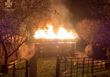 На Ужгородщині рятувальники ліквідували пожежу в надвірній споруді