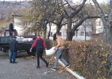 Закарпатські школярі зібрали гостинці для ведмедів