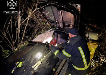 На Закарпатті водій авто з’їхав із дороги в гірську річку (ФОТО)