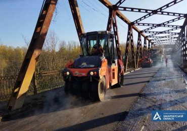 На Закарпатті відновили рух на мосту біля КПП "Вилок"