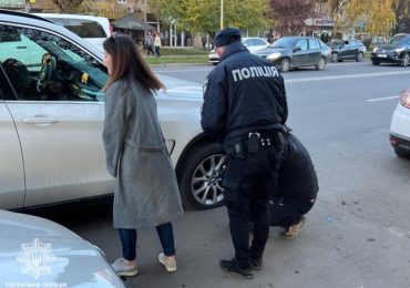 На проспекті Свободи в Ужгороді патрульні допомогли водійці, у якої спустило колесо на авто