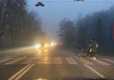 В Ужгороді встановлюють на пішохідних переходах спеціальні світловідбивні елементи