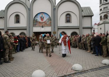 У Мукачеві попрощалися із загиблим на війні Героєм – полковником Миколою Красівовим