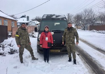 Закарпатські поліцейські доставили теплий одяг мешканцям однієї з громад на Харківщині