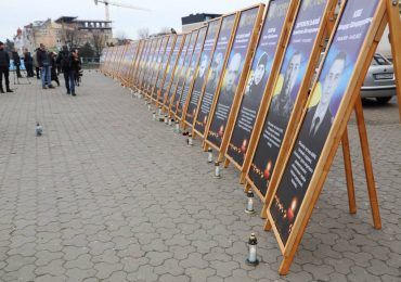 36 портретів Героїв: в Ужгороді вшановують загиблих у повномасштабній війні росії проти України