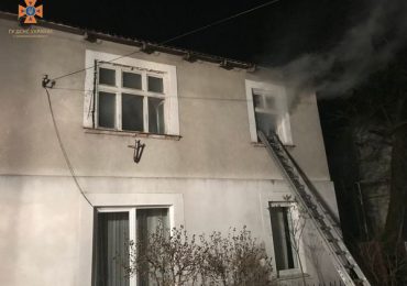 У Хусті під час пожежі бійці ДСНС врятували 79-річну жінку