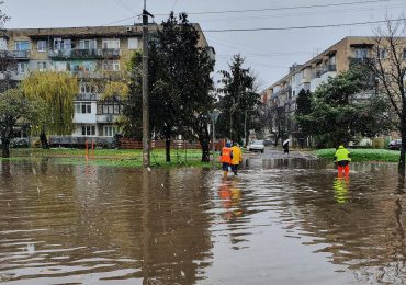 В Ужгороді підтопило вулицю Грушевського. Рух транспорту обмежили