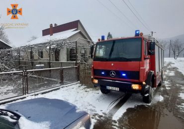 Рятувальники ліквідовують наслідки негоди на Закарпатті