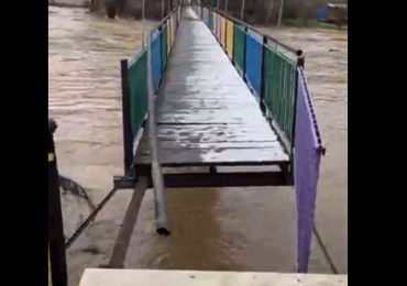 Через негоду підвісний міст до Невицького замку сильно пошкоджений (ВІДЕО)