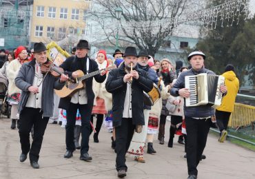 В Ужгороді колядники зібрали понад 20 тисяч гривень для військових (ФОТО, ВІДЕО)