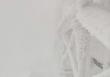 На високогір’ї  Карпат температура повітря -4°С