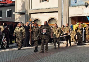 У Мукачеві попрощалися із загиблим Героєм - Білаком Валентином