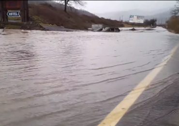 На Закарпатті через паводок підтопило дорогу (ВІДЕО)