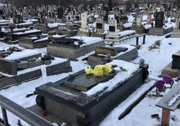 Нічого святого: на Закарпатті неповнолітні пошкодили 25 надгробних плит