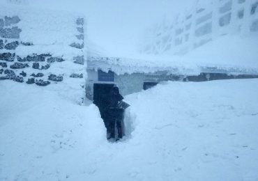 На високогір'ї Карпат хмарно, туман та падає сніг