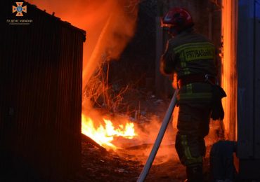 В Ужгороді рятувальники ліквідували пожежу у гаражі, яка загрожувала газовим комунікаціям