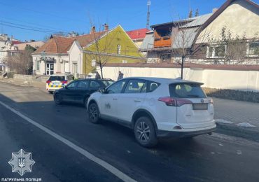 В Ужгороді нетверезий водій в'їхав у припарковане авто